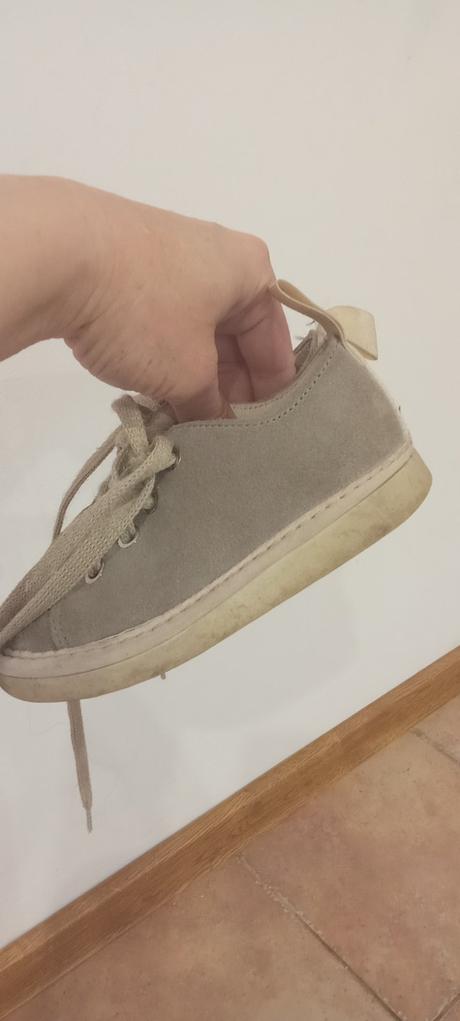 Krásne chlapčenské topánky, 25