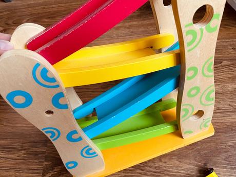 Drevená autodráha s autíčkami,