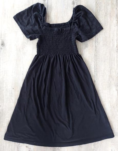 Čierne šaty s vyšívanými rukávmi, m