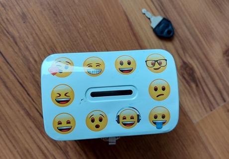 Pokladnicka kovova emoji, 