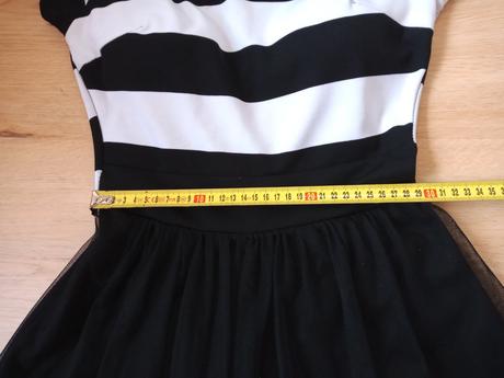 Čiernobiele elegantné šaty s tylovou sukňou, 36