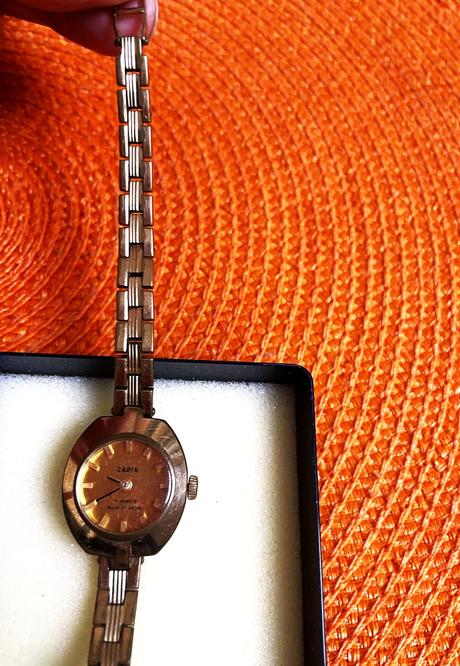 Starožitné náramkové hodinky zaria, 