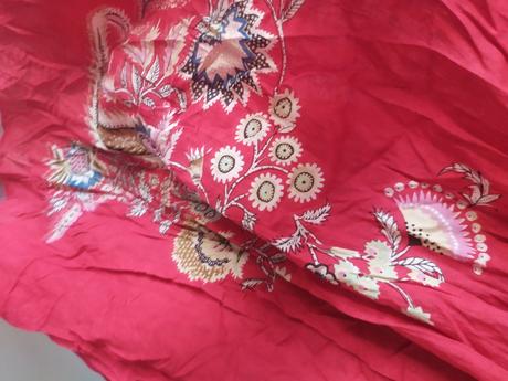 C 211krasne cervene saty, s