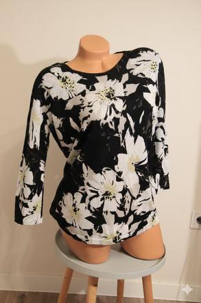 Čierno béžový sveter s kvetmi, m/l, m