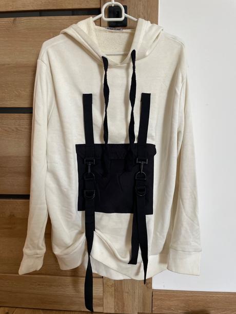 Mikina so zaujímavými detailmi, m