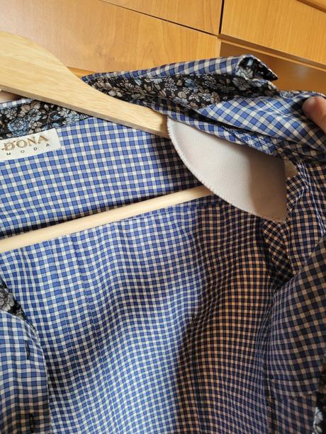 Kockovaná košeľa, 44