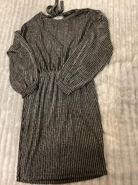 Elegantné cierno-strieborné šaty, s