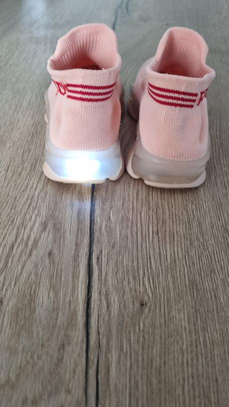 Svietiace tenisky, 27