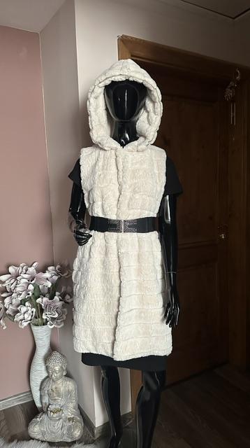 Krásna mäkučká béžová vesta s kapucňou zn. magenta, l / m