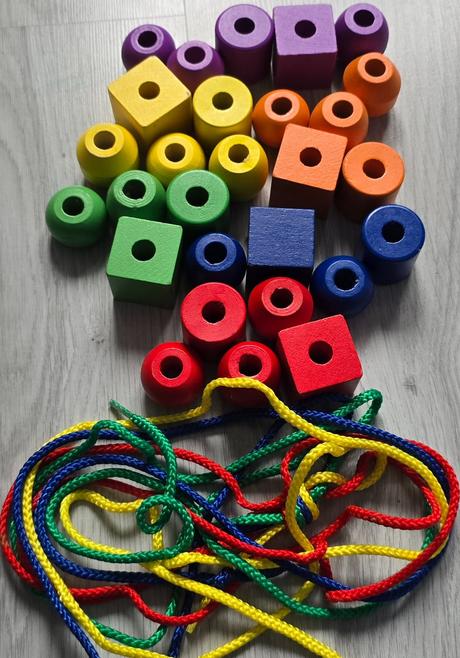 Navliekanie korálkov,