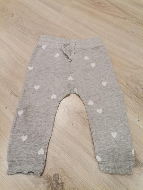 Dievčenské sivé tepláky so srdiečkami, h&m,80
