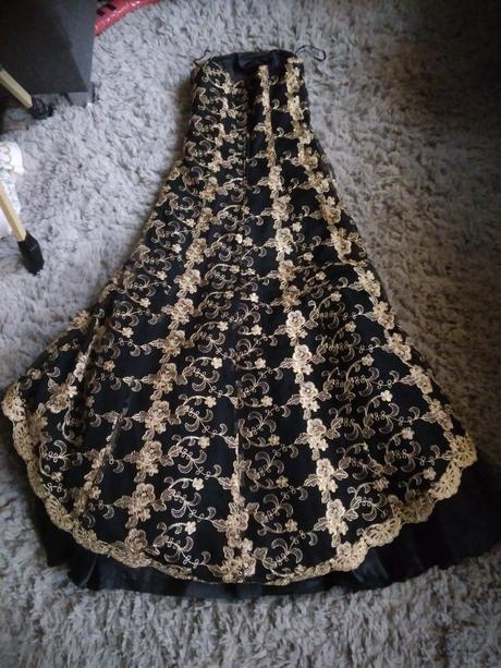 Dlhe spoločenské šaty, 36