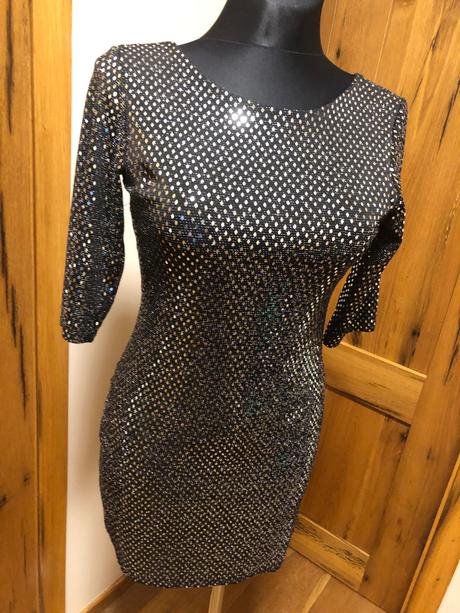 Trblietavé šaty, s