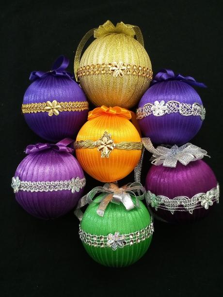 Krásne ručne robené vianočné gule rôznych farieb, 