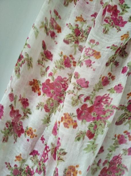 Kvietkovaný šál na leto,