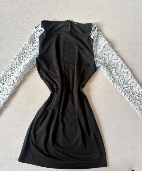 Šaty s vreckami a čipkovanými rukávmi, s