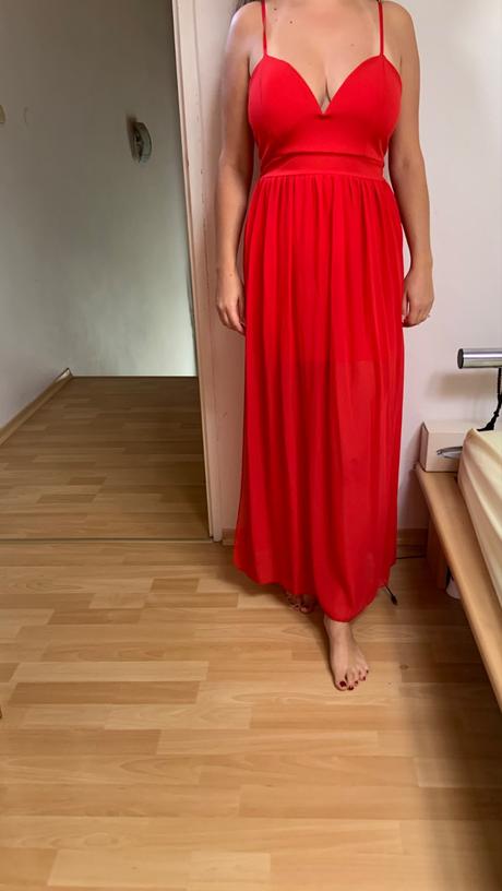 Cervene spoločenské saty, s