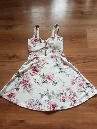 Šaty na slávnosť aj do práce, s