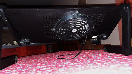 Flexibilný stolík na notebook s ventilátorom, 