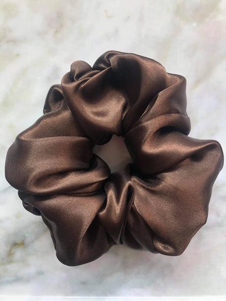 Saténová gumička scrunchie hnedá, 