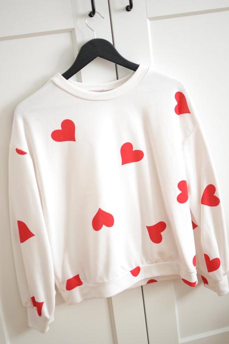 Biela mikina so srdiečkami uni, 