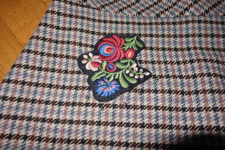 Sukňa s výšivkami, s