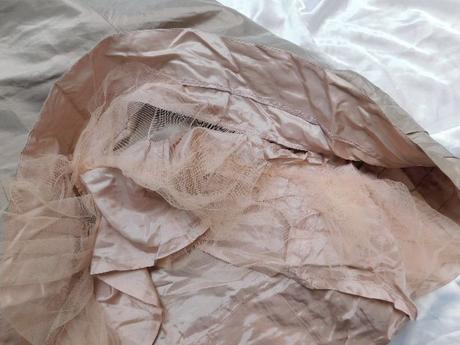 Pekne spolocenske korzetove saty, 38