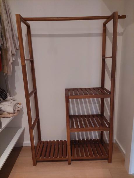 Drevené regály a vešiaky na oblečenie, 