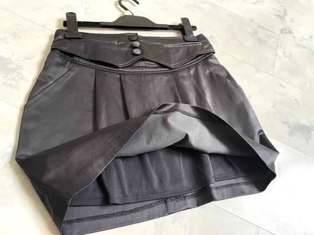 Minisukňa z pružného saténu, 36