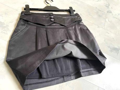 Minisukňa z pružného saténu, 36