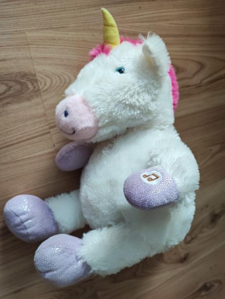 Plyšový jednorožec hrajúci,