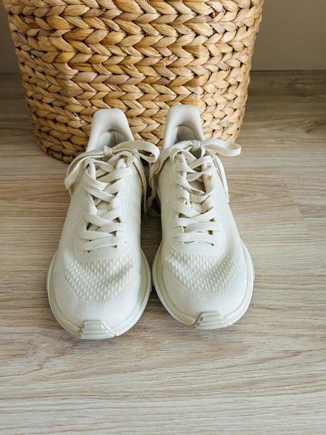 Perfektné tenisky značky oysho, pc 56 eur, 38