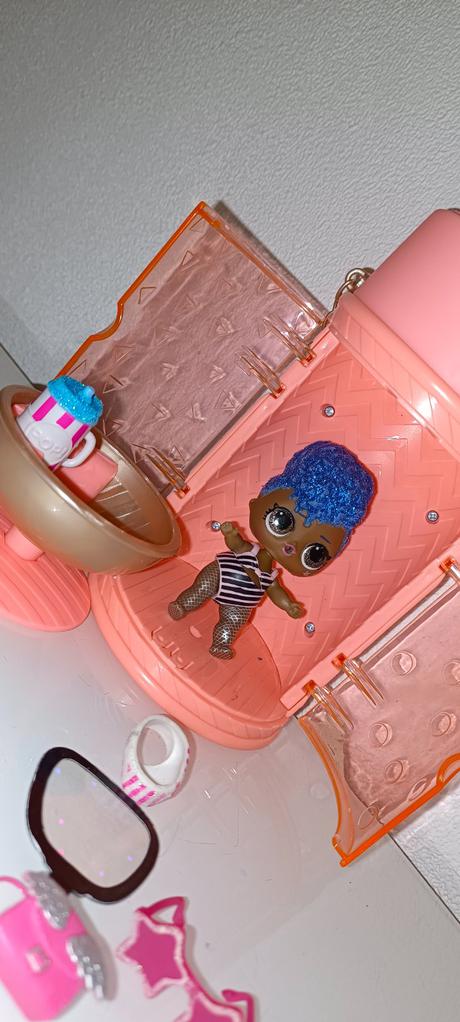 Bábika l.o.l. surprise s doplnkami a kresielkom., 