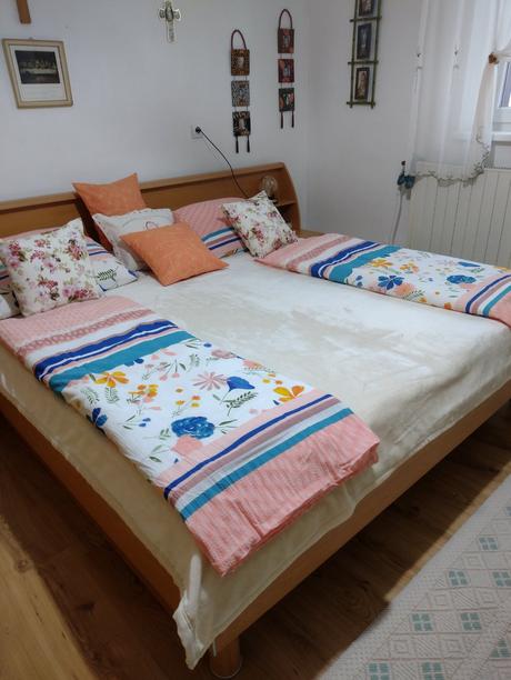 Predám manželskú posteľ rošty madrace 4ks a stálne, 