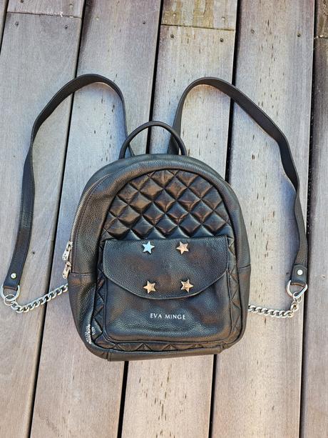 Čierny kožený ruksak,