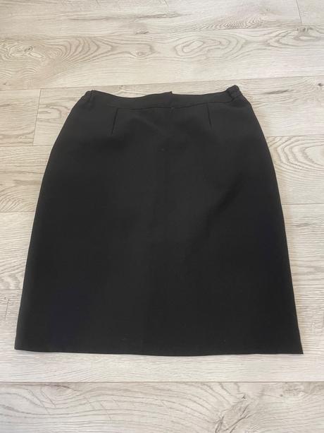 Čierna puzdrová sukňa z ľahkého materiálu, s