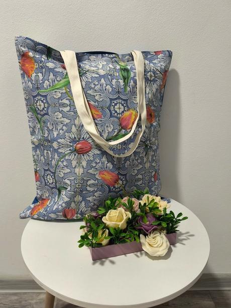 Taška tulipány na modrom, 