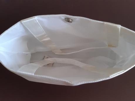 Nádherná biela kabelka, 