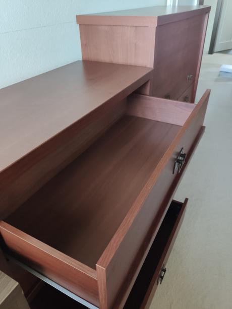Darujem 2x komoda plus nočný stolík,