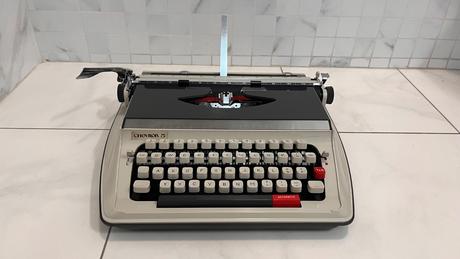 Mechanický kufríkový písací stroj chevron 5,