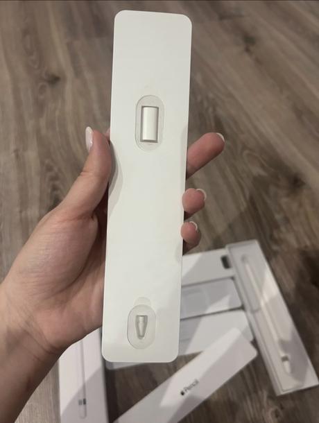 Apple pencil, apple