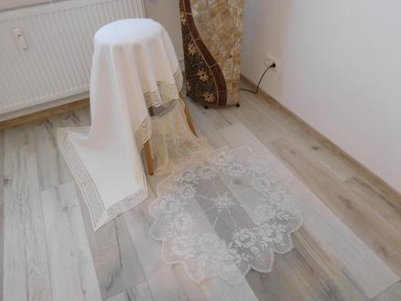 Biely obrus s krajkou + 2 x háčkovaná dečka obrus/, 