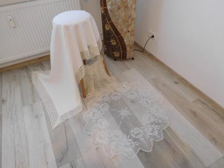 Biely obrus s krajkou + 2 x háčkovaná dečka obrus/, 