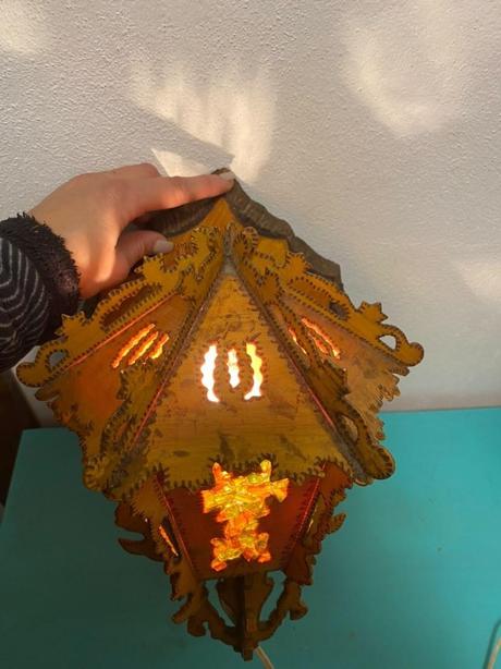 Krásna starožitná ručne robená lampa vypracovaná,