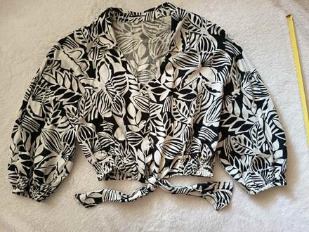 Crop blúzka s čiernobielym botanickým vzorom, orsay,l