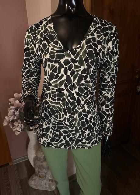 Zeleno biely top so vzorom a výstrihom zn. magenta, l / m