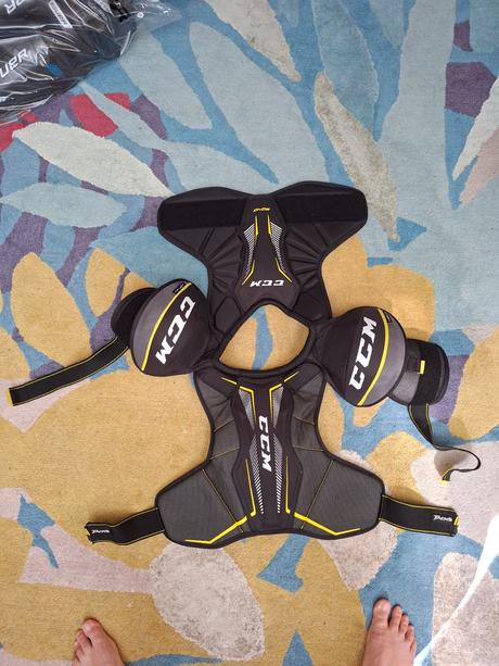 Hokejové ramená/ vesta ccm senior s - super stav, ccm,s