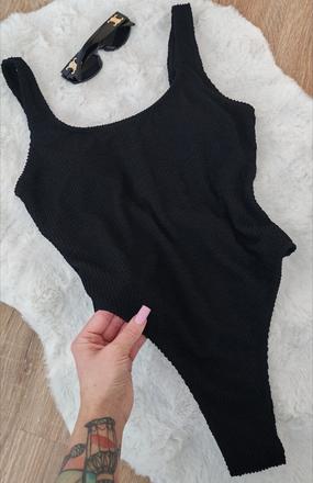 Čierne vrubkovane plavky, l