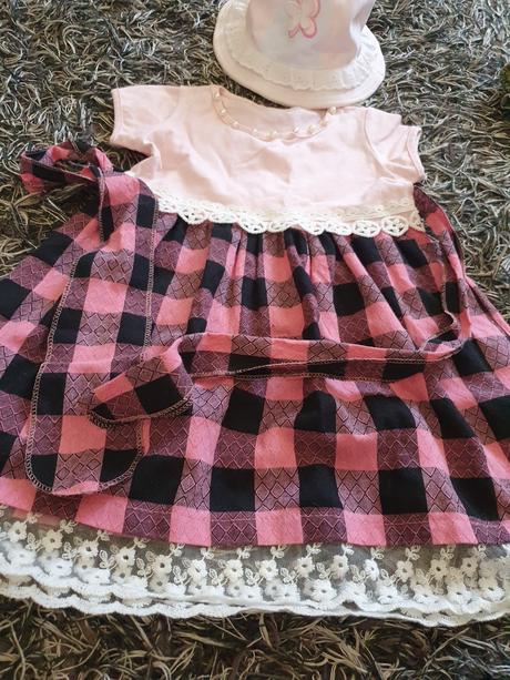 Romantické saty s klobucikom, 104