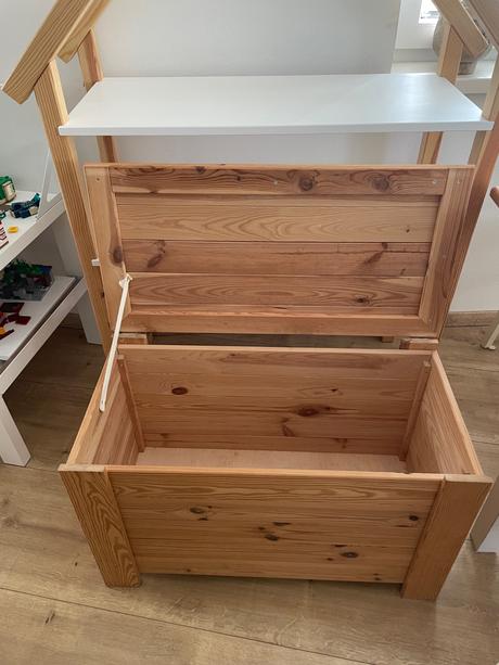 Domcekovy policovy regal a truhlica, 